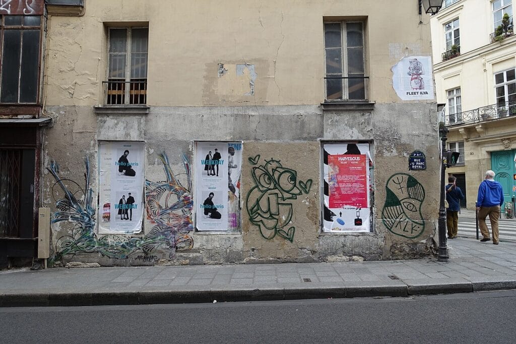 Le Marais medieval quarter showing mixture of cobblestones and accessible smooth routes, noting main streets are navigable for wheelchair users